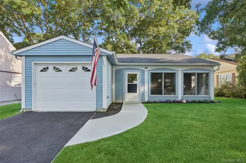 185 Kingston Dr, Ridge, NY 11961
