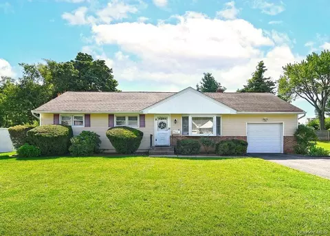 20 Sprucetree Ln, Huntington Station, NY 11746