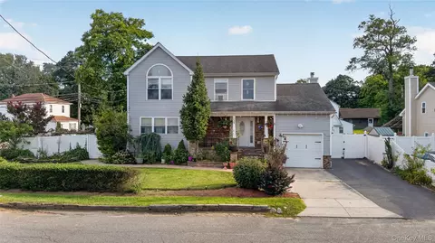 139 Smith St, Amityville, NY 11701