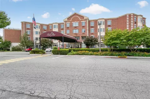 50 Merrick Ave #423, East Meadow, NY 11554