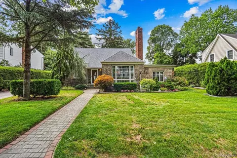 138 Locust St, Garden City, NY 11530