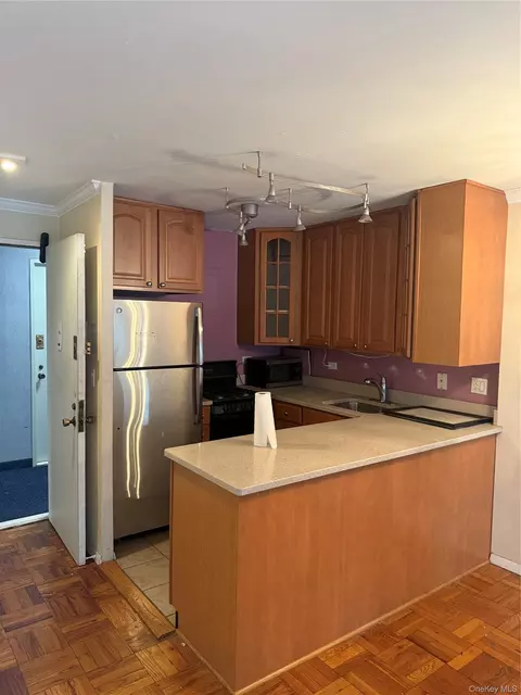 301 E 75th St #5J, New York, NY 10021
