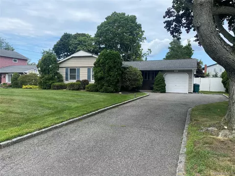 120 Budenos Dr, Sayville, NY 11782