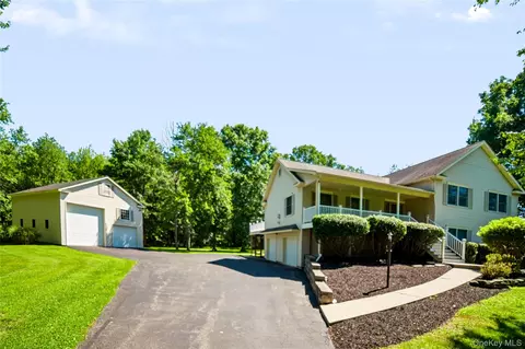 50 Station Rd, Blooming Grove, NY 12577