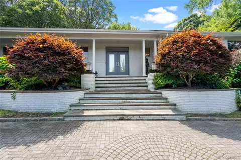 18 Lake Rd, North Hempstead, NY 11020