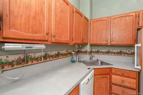 Kitchen - 1 Lakeview Dr #LL5, Peekskill, NY 10566 photo 3 of 3