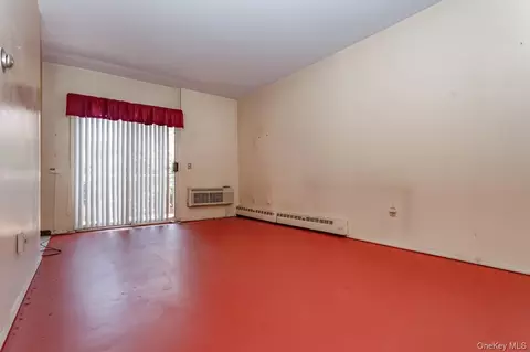 Living - 1 Lakeview Dr #LL5, Peekskill, NY 10566 photo 2 of 2