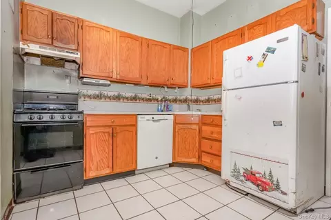 Kitchen - 1 Lakeview Dr #LL5, Peekskill, NY 10566 photo 1 of 3