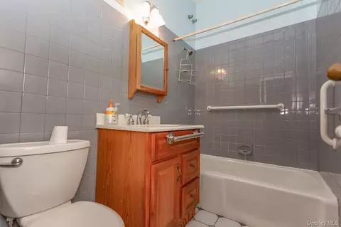 Bath - 1 Lakeview Dr #LL5, Peekskill, NY 10566 photo 1 of 1