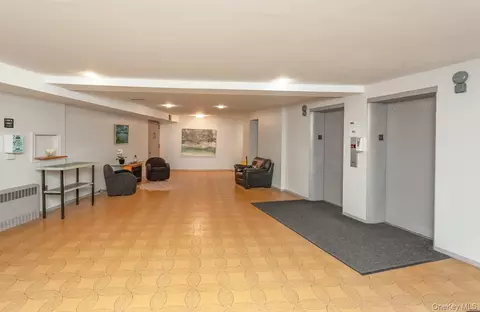 Entry Way - 1 Lakeview Dr #LL5, Peekskill, NY 10566 photo 5 of 5