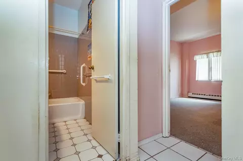 Entry Way - 1 Lakeview Dr #LL5, Peekskill, NY 10566 photo 4 of 5