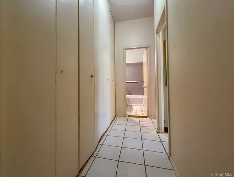 Entry Way - 1 Lakeview Dr #LL5, Peekskill, NY 10566 photo 2 of 5