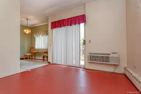 Living - 1 Lakeview Dr #LL5, Peekskill, NY 10566 photo 1 of 2