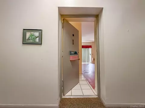 Entry Way - 1 Lakeview Dr #LL5, Peekskill, NY 10566 photo 3 of 5