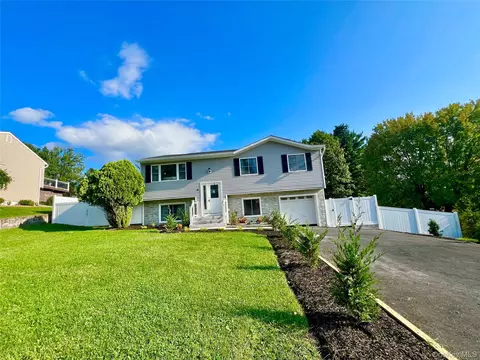 4 Liberty Ct, Washingtonville, NY 10992