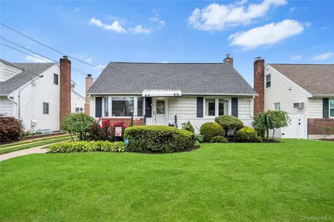 110 Barwick Blvd, Mineola, NY 11501