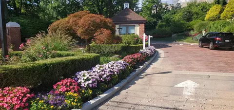192 Heron Ln, North Hempstead, NY 11030