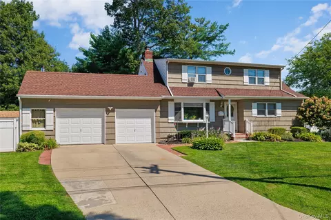 13 Westwood Dr, North Babylon, NY 11703