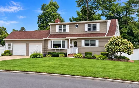 13 Westwood Dr, North Babylon, NY 11703