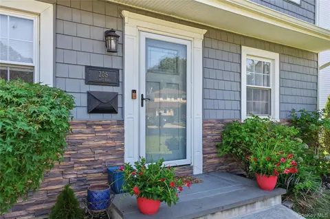 Exterior - 205 Stuart Rd, Valley Stream, NY 11581 photo 4 of 5