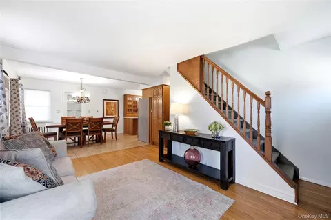Entry Way - 205 Stuart Rd, Valley Stream, NY 11581 photo 2 of 4