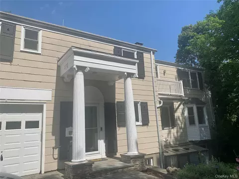 105 Laurel Ln, Port Jefferson, NY 11777