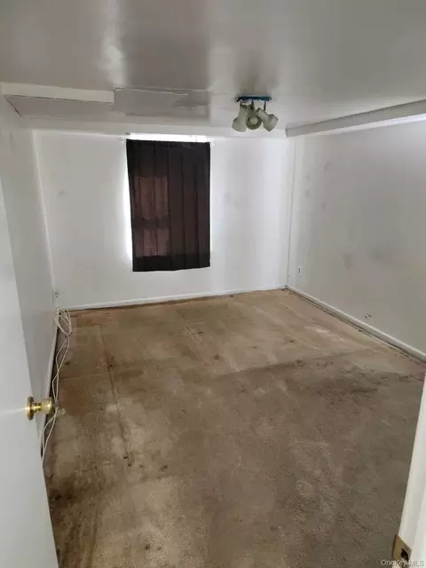 49 Edwards St #T, North Hempstead, NY 11577