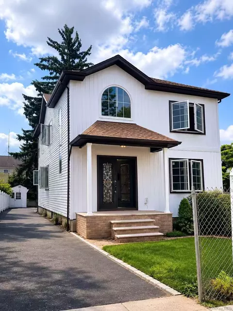88 Dyckman Ave, North Hempstead, NY 11040