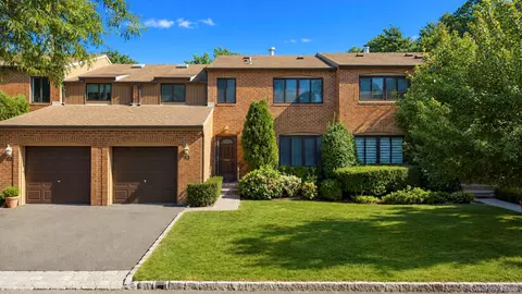 95 Windsor Gate Dr, North Hempstead, NY 11040