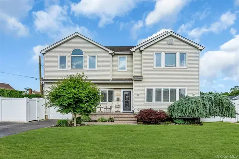 7 Mohawk Dr, Massapequa, NY 11758