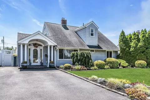50 Sunrise Ln, Levittown, NY 11756