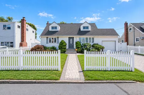 1032 N Hamilton Ave, Lindenhurst, NY 11757