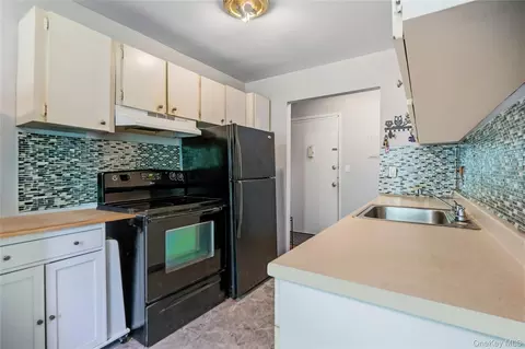 Kitchen - 2453 Union #20B, Islip, NY 11751 photo 2 of 2