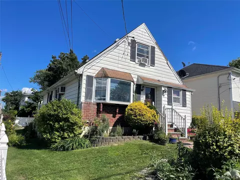 32 Edgewood Rd, North Hempstead, NY 11050