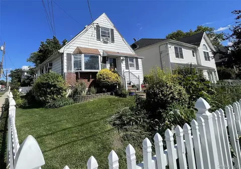 32 Edgewood Rd, North Hempstead, NY 11050