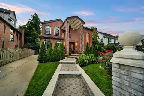 19014 Haywood Rd, New York, NY 11423