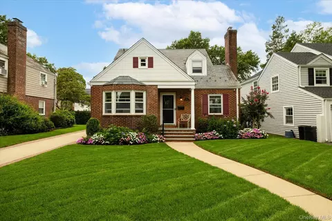 146 Beverly Ave, Floral Park, NY 11001