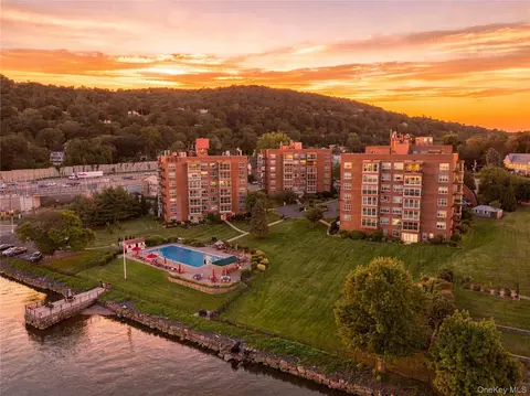 1 Salisbury Pt #4D, Orangetown, NY 10960