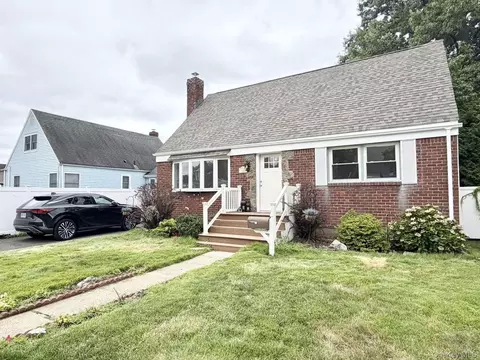 20 Iris Ave, Merrick, NY 11566