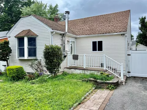 320 Maplegrove Ave, Uniondale, NY 11553