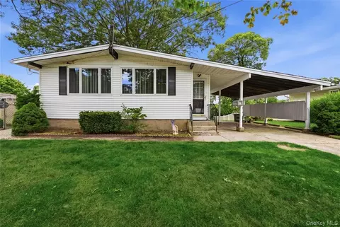 90 Samuel St, Lake Ronkonkoma, NY 11779