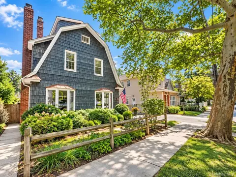 816 Throggs Neck Expy, New York, NY 10465
