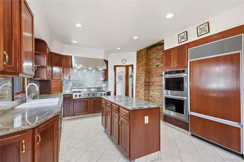 5 Woodland Pl, White Plains, NY 10606