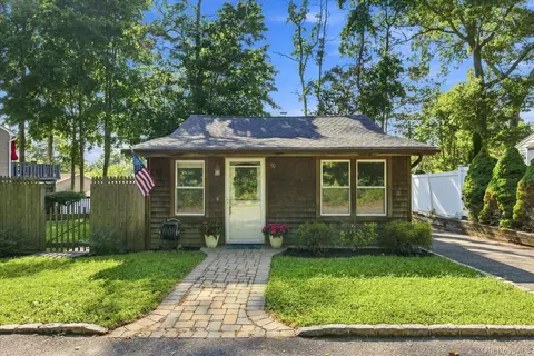 90 Jute Rd, Rocky Point, NY 11778