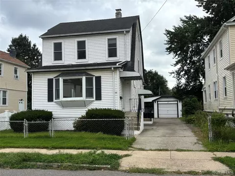 17 Wood Ln, Valley Stream, NY 11581