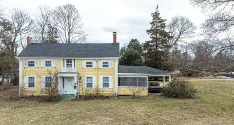 362 Middle Rd, Bayport, NY 11705