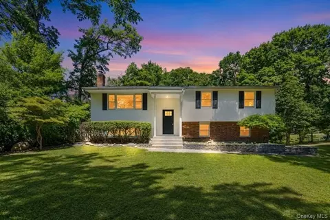 42 Noahs Path, Rocky Point, NY 11778