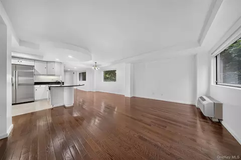 88 Cuttermill Rd #322, North Hempstead, NY 11021