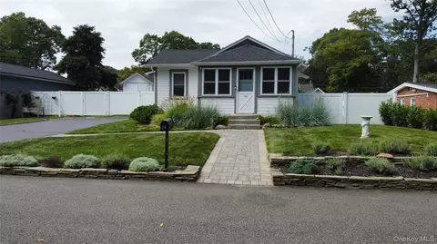 24 Canary Rd, Rocky Point, NY 11778