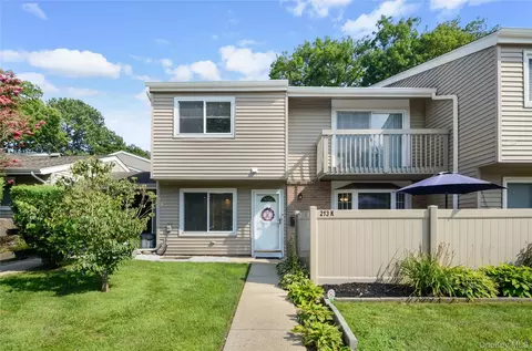 213 Springmeadow Dr #K, Holbrook, NY 11741
